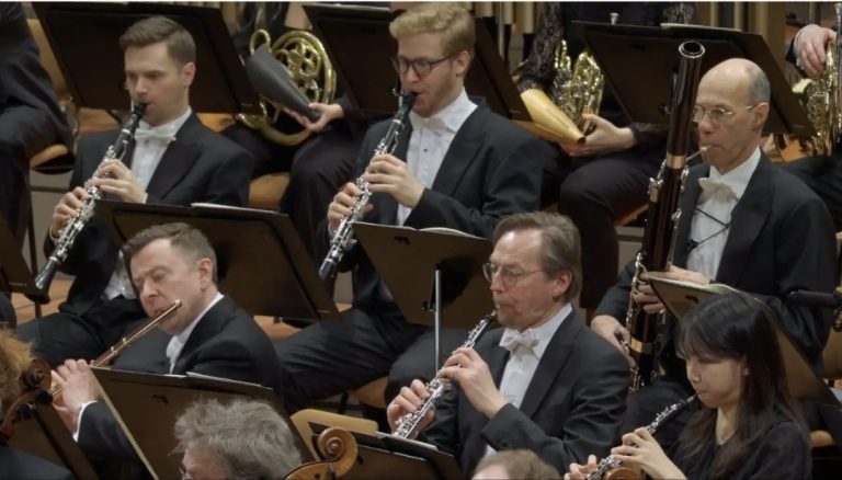 Stefán Ragnar Höskuldsson with orchestra